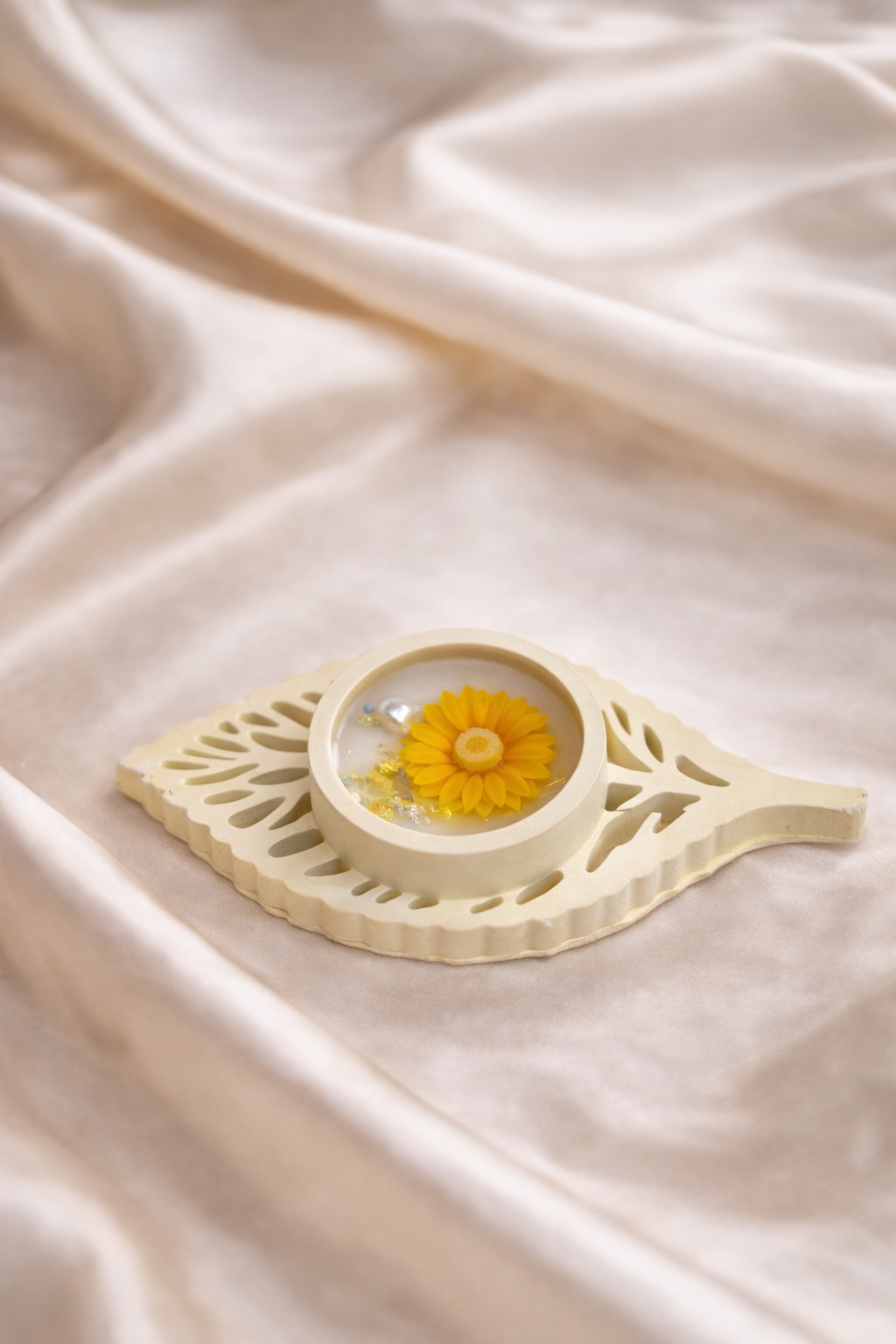 🌿 BloomLeaf Delight – Handcrafted Floral Leaf Tealight Candle