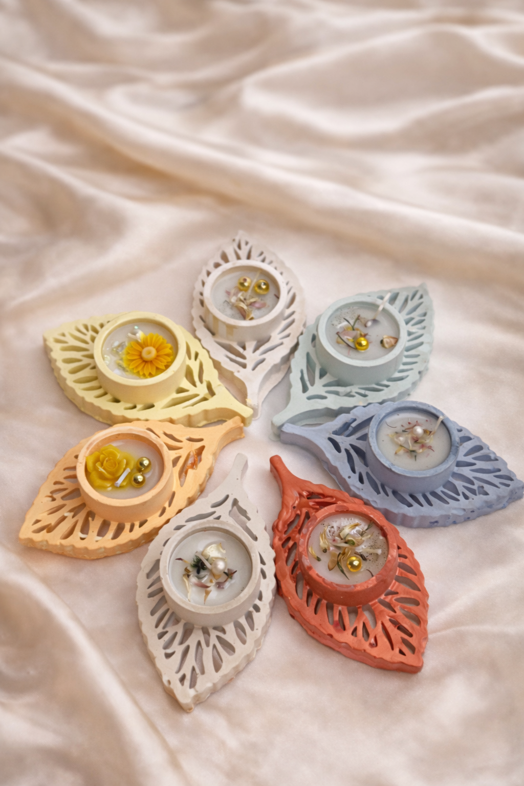 🌿 BloomLeaf Delight – Handcrafted Floral Leaf Tealight Candle