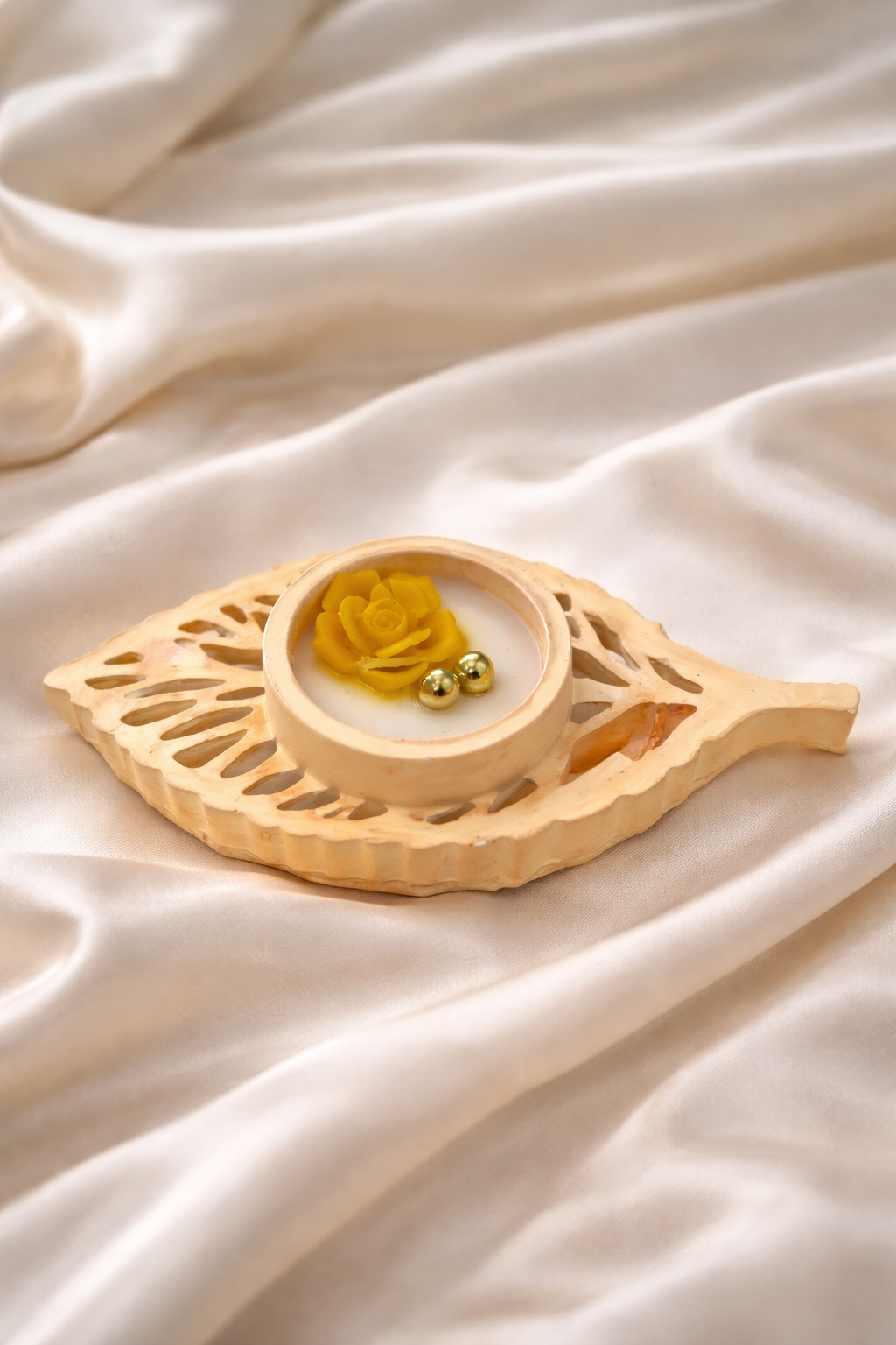 🌿 BloomLeaf Delight – Handcrafted Floral Leaf Tealight Candle