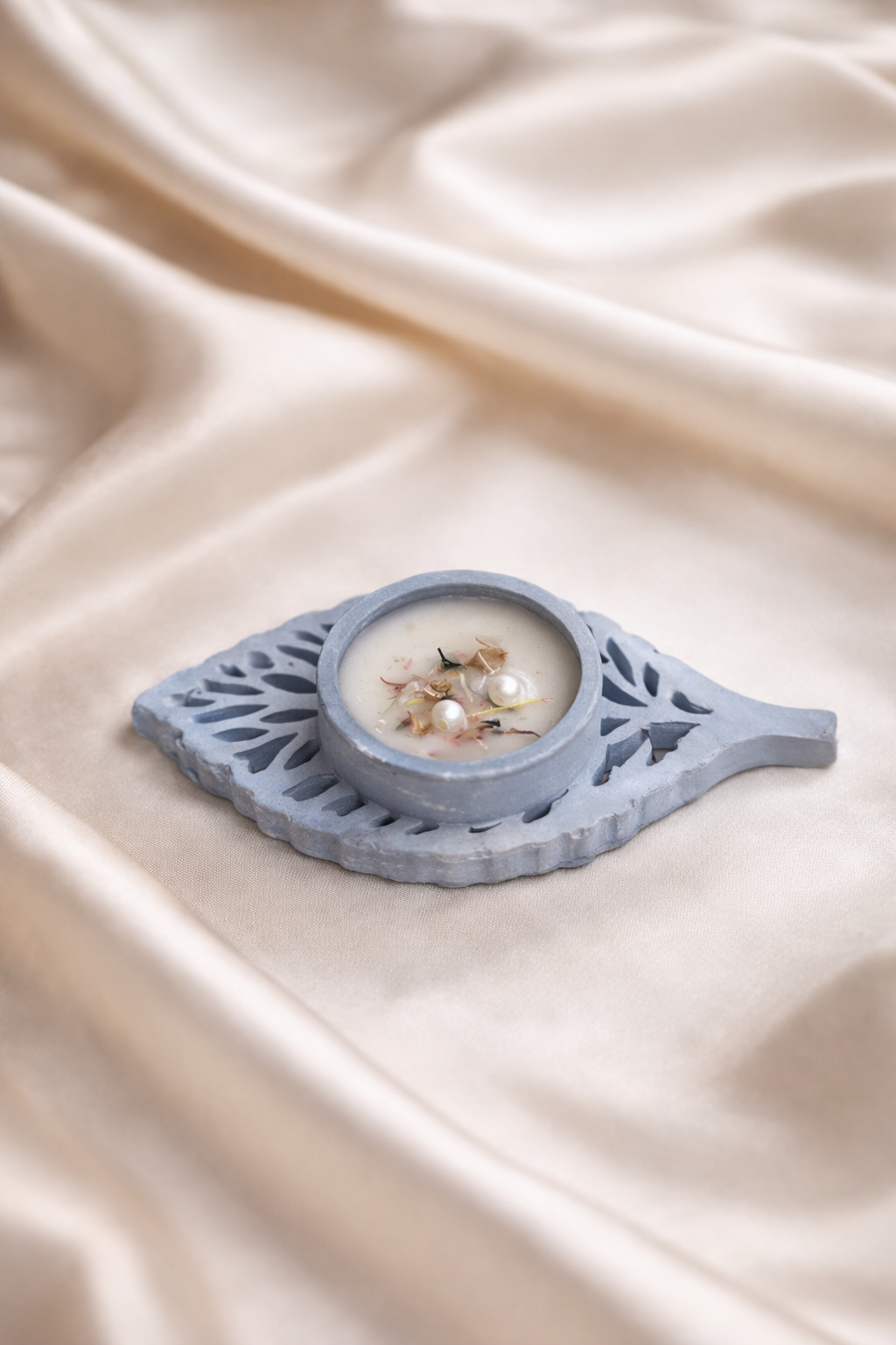 🌿 BloomLeaf Delight – Handcrafted Floral Leaf Tealight Candle