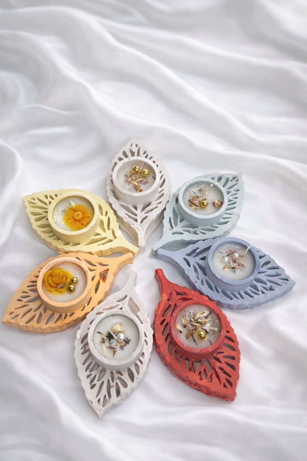 🌿 BloomLeaf Delight – Handcrafted Floral Leaf Tealight Candle