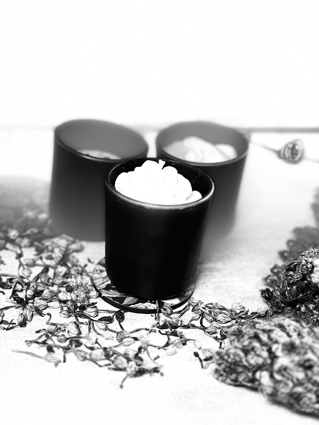 Luxury Black Matte Soy Wax Candle – Handmade Floral Jar Candle for Modern Home Décor