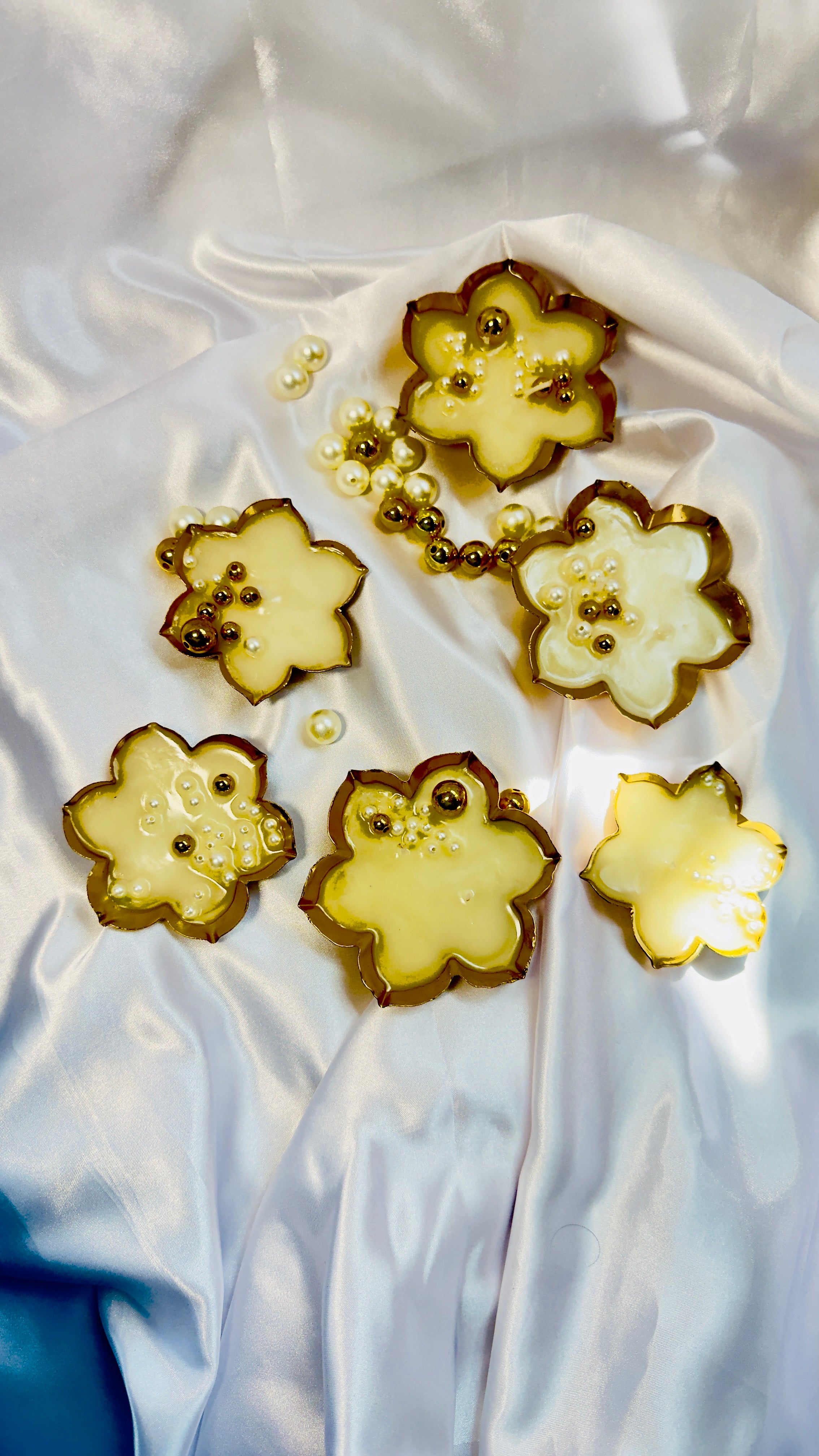 Luxury Flower Shaped Soy Wax Candles – Gold Rim Decorative Scented Candles for Home Décor & Gifting