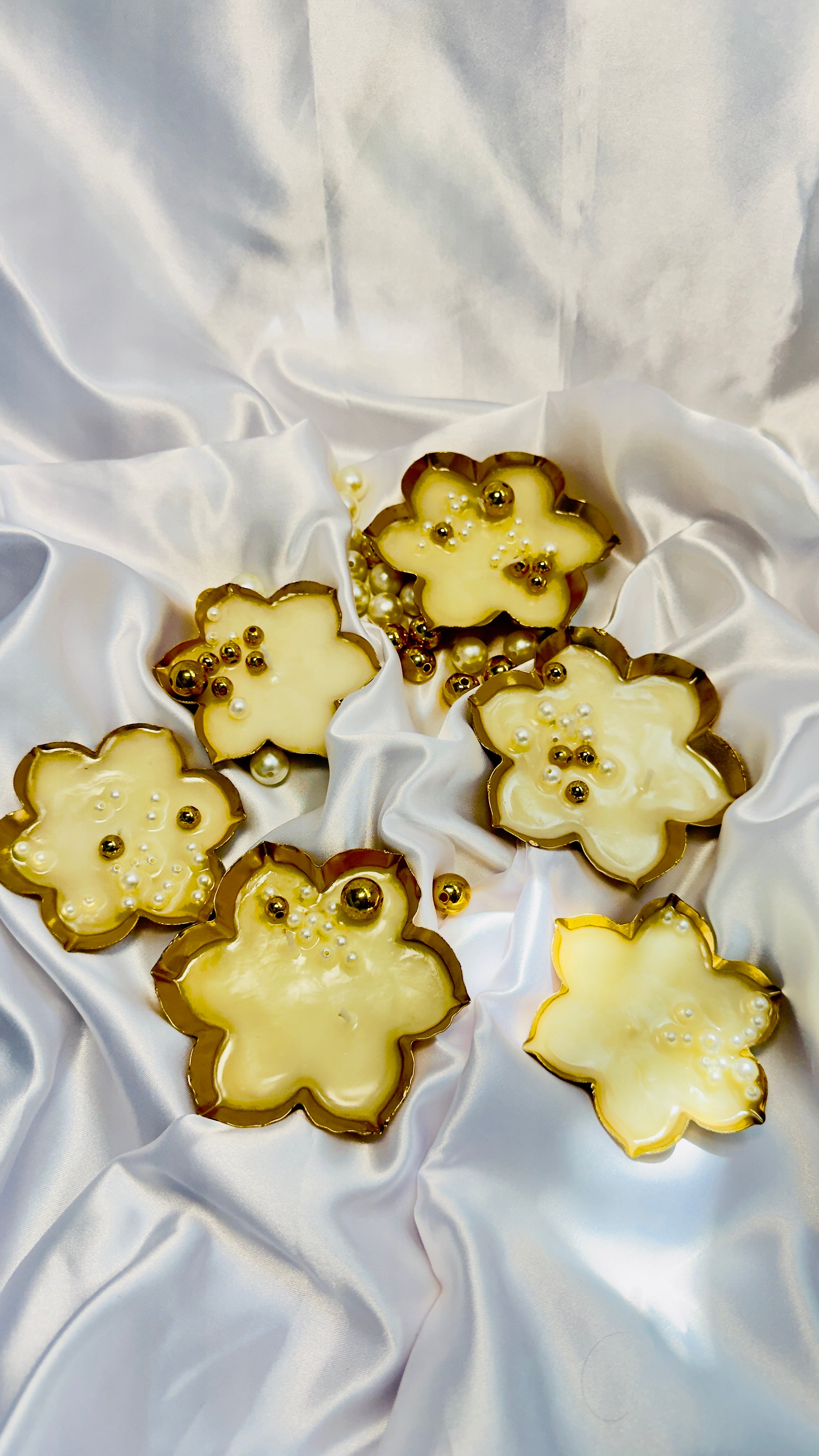 Luxury Flower Shaped Soy Wax Candles – Gold Rim Decorative Scented Candles for Home Décor & Gifting