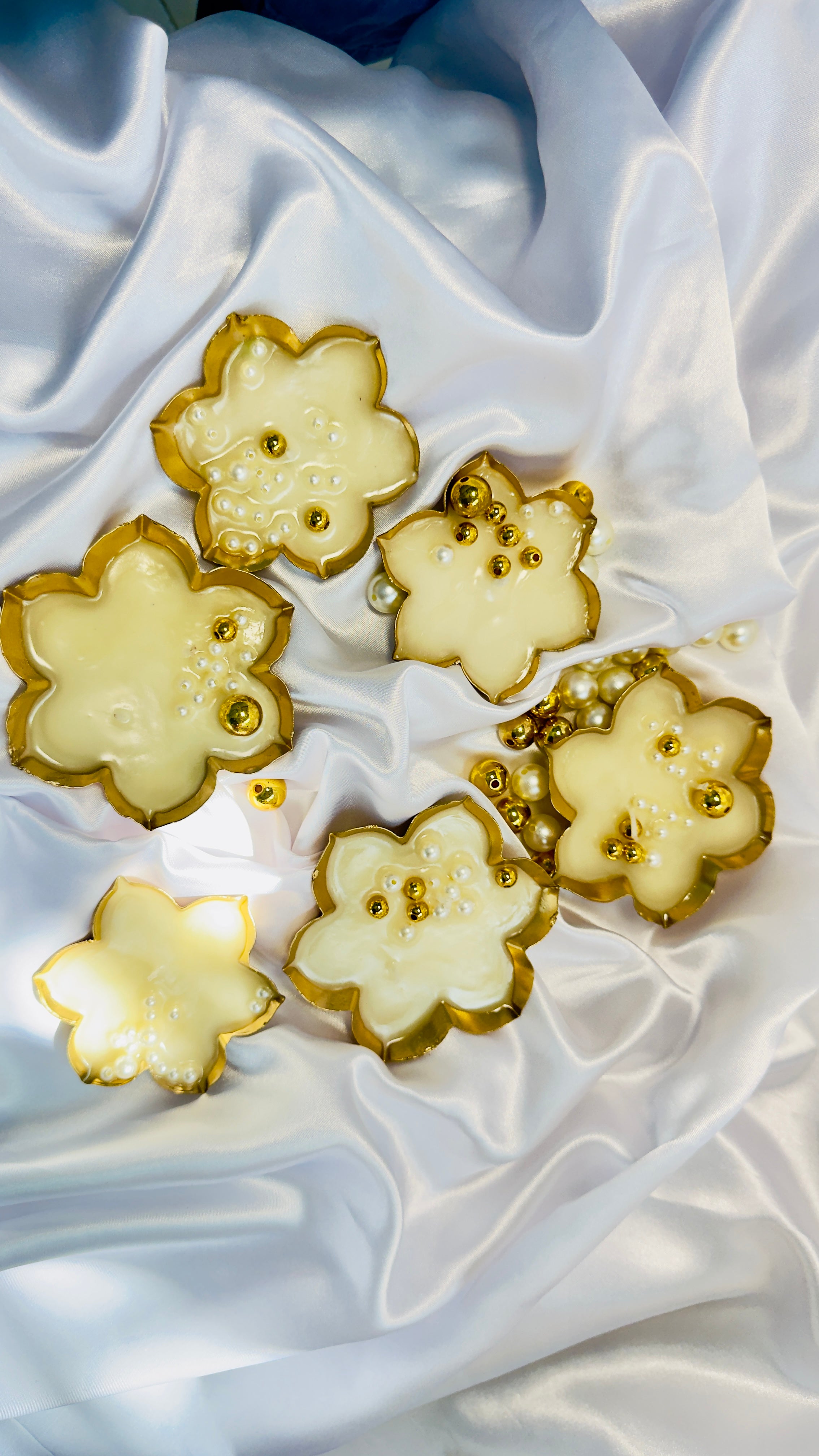 Luxury Flower Shaped Soy Wax Candles – Gold Rim Decorative Scented Candles for Home Décor & Gifting