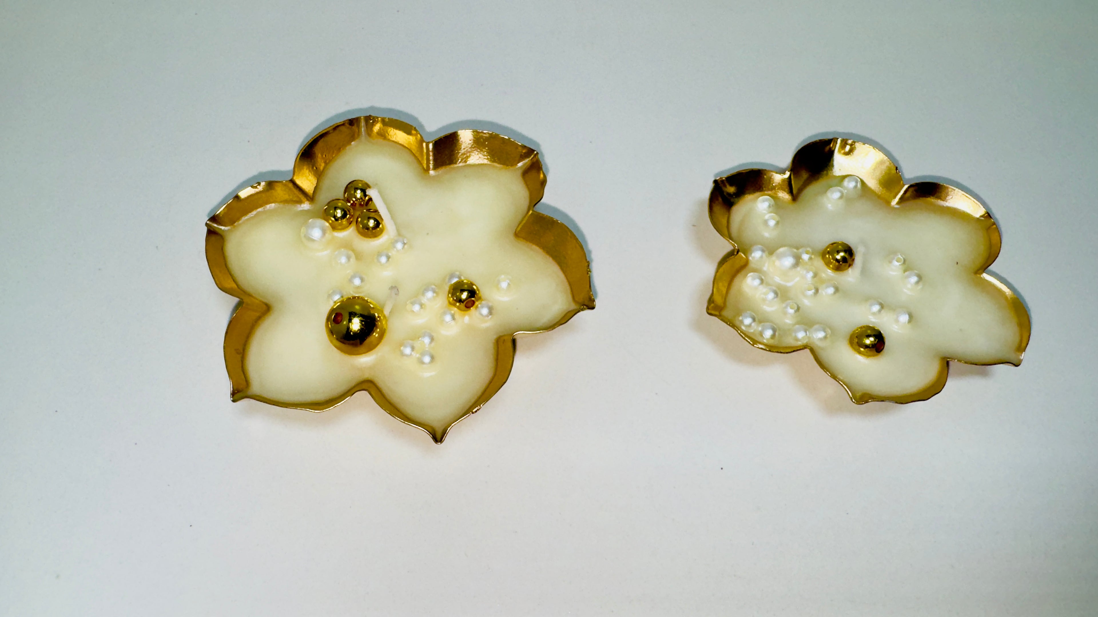 Luxury Flower Shaped Soy Wax Candles – Gold Rim Decorative Scented Candles for Home Décor & Gifting