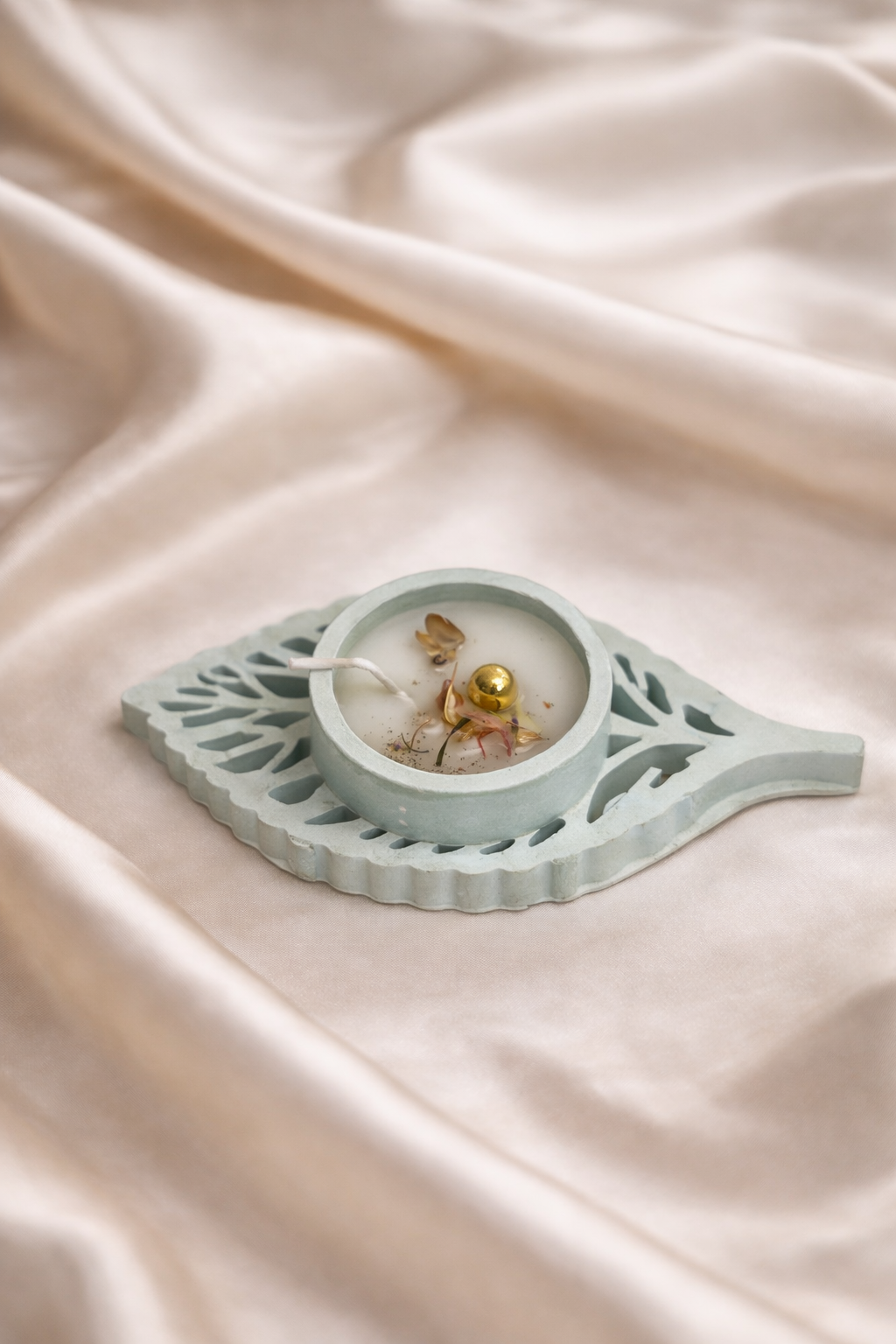 🌿 BloomLeaf Delight – Handcrafted Floral Leaf Tealight Candle