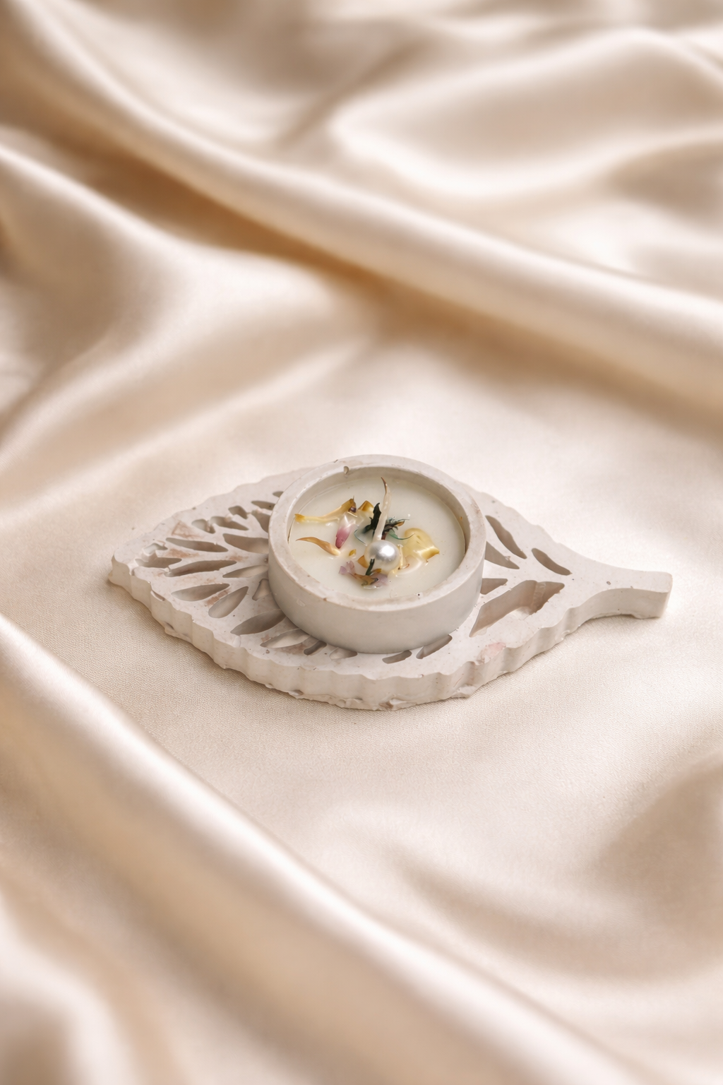 🌿 BloomLeaf Delight – Handcrafted Floral Leaf Tealight Candle